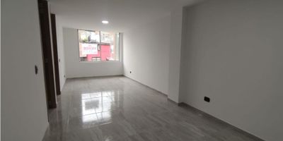 ? ¡Apartamento en Venta en La Cumbre, Manizales! ?

Descubre la oportunidad de estrenar tu nuevo hogar en este moderno apartamento ubicado en una de las zonas más tranquilas y accesibles de Manizales. Ideal para familias pequeñas o parejas que buscan un espacio contemporáneo y funcional.

? Espacios Generosos: Con un área de terreno de 67 m², este apartamento en el segundo piso ofrece una distribución inteligente que incluye dos habitaciones, la principal con vestier, y dos baños, uno de ellos en la habitación principal.

?️ Comodidades del Apartamento: La cocina semi integral con barra estilo americano es perfecta para disfrutar de comidas en familia. El calentador de gas asegura agua caliente en todo momento, y los pisos en cerámica/mármol añaden un toque moderno al espacio. Además, cuenta con un citófono para mayor seguridad y comodidad.

? Estacionamiento y Seguridad: El apartamento incluye un garaje, ofreciendo protección y seguridad para tu vehículo. La ubicación en un segundo piso sin ascensor garantiza tranquilidad y privacidad.

? Ubicación y Acceso: Situado en una zona con acceso pavimentado, este apartamento está cerca de parques, colegios y universidades, ofreciendo un ambiente ideal para la vida diaria. La ubicación estratégica ofrece fácil acceso a transporte público y a las principales vías de la ciudad.

? Características Adicionales: La propiedad cuenta con doble ventana para mejor aislamiento acústico y térmico, brindando un ambiente tranquilo y confortable. Además, la opción de aceptar permutas ofrece flexibilidad a la hora de realizar la compra.

¡No pierdas la oportunidad de vivir en un apartamento nuevo y bien ubicado en La Cumbre, Manizales! Contáctanos hoy mismo para más información y para programar una visita.

¡Haz de este apartamento tu nuevo hogar!


