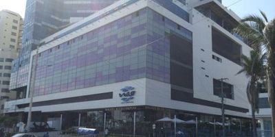 Espectacular local comercial en centro comercial  con alto flujo peatonal durante todo el día, cerca a entidades bancarias y supermercados. No te pierdas esta oportunidad de negocio que es ideal,Se encuentra habilitado el local comercial para el funcionamiento de una Pizzería con los equipos que esta requiere (horno, Nevera, Estufas, Mesones y Utensilios) se alquila y/o se vende con esos equipos o sin ellos para tus futuros proyectos, Que esperas para conocerlo, contáctenos.