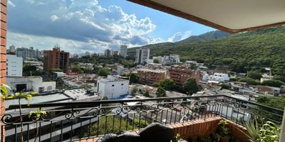 VENTA amplio apartamento en el exclusivo barrio Santa Monica Residencial, noveno piso, excelente ubicacion cerca a centros comerciales, vias de acceso y mutiples servicios. Consta: Sala comedor amplia, un balcon con linda vista panoramica a la ciudad,  3 habitaciones con closets, Sala de TV entre los cuartos, Cocina balcón, Zona de ropas, Cuarto del servicio con baño, 1 baño social, 2 baños en habitaciones, 2 garajes paralelos, Bodega. Pisos en marmol. El edificio cuenta con Planta electrica para todo el edificio, 2 ascensores, 2 tanques de agua de reserva, Piscina térmica y salón social. Opcion de venta de un tercer garaje. 
 
