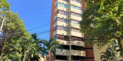 En Financar Inmobiliaria nos complace presentar este espectacular apartamento que reúne todos los elementos para convertirse en el hogar de sus sueños. Con 3 habitaciones amplias y frescas, este inmueble le ofrece un espacio perfecto para su familia, con una hermosa vista al río que invita a relajarse y disfrutar
La sala y comedor cuentan con ventanales amplios que permiten aprovechar la luz natural y ofrecen un ambiente acogedor y espacioso. Además, dispone de 2 baños funcionales y perfectamente distribuidos para su comodidad. La cocina es amplia, ideal para disfrutar de sus momentos culinarios y convivir con los suyos. Este apartamento también incluye un cuarto de servicio.
En Financar Inmobiliaria, con nuestra experiencia y servicio profesional, le aseguramos que encontrar el hogar ideal será un proceso fácil y sin complicaciones. Este apartamento es una opción única, donde podrás disfrutar