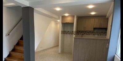 ? Venta de APARTAMENTO en Villamaría | Se vende apto dúplex

¡Oportunidad de adquirir un hermoso apartamento dúplex en Villamaría! Este acogedor apartamento en el quinto piso, sin ascensor, ofrece un diseño funcional y espacios bien distribuidos, ideal para familias que buscan comodidad y practicidad.

? Espacios Amplios y Bien Distribuidos Con un área construida de 76 m², este apartamento de dos niveles cuenta con una sala comedor amplia y luminosa, perfecta para compartir momentos en familia.

?️ Habitaciones y Baños El apartamento dispone de 3 habitaciones, cada una con su respectivo clóset, y 2 baños que ofrecen comodidad y privacidad para todos los miembros de la familia.

?️ Cocina y Zonas de Servicio La cocina semi integral está equipada para satisfacer todas tus necesidades culinarias, complementada con gas domiciliario y un calentador que asegura agua caliente en todo momento. Además, cuenta con una zona de ropas práctica y funcional.

? Detalles y Acabados Los pisos en cerámica/mármol le dan un toque moderno y elegante al apartamento, garantizando durabilidad y fácil mantenimiento.

? Acceso y Ubicación El apartamento está ubicado en un edificio de 5 pisos, con acceso pavimentado y cerca de parques, lo que proporciona un entorno agradable y tranquilo. Además, tiene fácil acceso a transporte público, facilitando la movilidad hacia otras áreas de la ciudad.

? Características Adicionales


 Agua y electricidad
 Calentador
 Clósets en todas las habitaciones
 Zona de ropas


¡No pierdas la oportunidad de vivir en este maravilloso apartamento dúplex en Villamaría! Contáctanos hoy mismo para más información y para agendar una visita.


 

? Contáctanos hoy para agendar una visita y recibir asesoría profesional!

? Portal inmobiliario: ? Castrorosero

#ApartamentoEnVenta #Villamaría #ApartamentoDúplex #OportunidadÚnica #EspaciosAmplios #EntornoTranquilo

