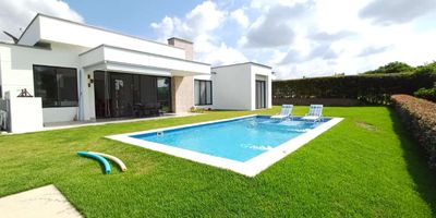 Vendo espectacular casa campestre en condominio cerrado, rodeado de naturaleza, tranquilidad y de fácil acceso, cuenta con 3 grandes alcobas, una sala comedor con cocina abierta muy amplia con gran vista a la zona húmeda y la naturaleza.