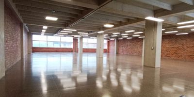 Oficina para arriendo en Medellín, sector Guayabal, cuenta con un área de 462 m², 1 espacio, 1 cocineta, 2 baterías de baño, 6 parqueaderos privados. Ubicado en Centro Empresarial, con vigilancia las 24 horas, en tercer piso con ascensor, sobre toda la avenida Guayabal; fáciles y cómodas vías de acceso, rutas de transporte. Buscamos su tranquilidad. www.cityraiz.com CÓDIGO 18614