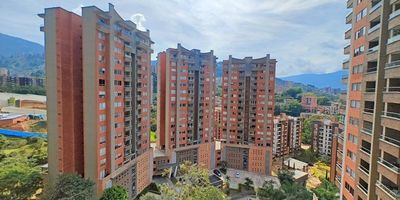 Se arrienda apartamento en zona campestre de Envigado, consta de 100mt, 3 alcobas, 2 baños, 2 closet, 1 vestier, amplia sala comedor, estudio, cocina integral, red de gas, dos balcones, parqueadero cubierto, cuarto útil, zona de ropas, calentador, la unidad cuenta con piscina, zonas verdes, placa polideportiva, juegos infantiles, portería 24 horas, cancha squash, turco, gimnasio, cerca a supermercados, centros comerciales, colegios, buenas rutas de transporte integrados del Metro. Zona central plana, cerca super mercados, universidades, hospital Manuel Uribe Ángel.