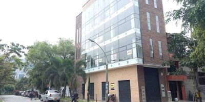 Edificio para arrendamiento en Guayabal, con una ubicación estratégica y de fácil acceso gracias a las múltiples vías que conectan este sector con toda la ciudad. Su diseño moderno y la distribución interna de espacios amplios, abiertos e integrados lo convierten en una solución ideal para operaciones comerciales, logísticas o de transporte. Situado sobre una vía secundaria, permite aprovechar un espacio frontal que puede ser utilizado como parqueadero externo, brindando comodidad para visitantes y operación diaria. El primer piso está equipado con dos rejas cortina y una puerta camión, facilitando el cargue y descargue eficiente de mercancía. Este inmueble ofrece versatilidad, imagen corporativa y excelente funcionalidad para empresas que buscan optimizar sus procesos y operar desde un punto central dentro de la ciudad.Cuenta con energía de tercera fase