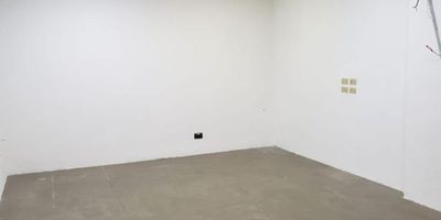 Local en arriendo en mall comercial sobre la Av principal, con facil acceso tambien desde la Av el Poblado por la Loma Televida, cerca a rutas de transporte publico, estacion de servicio, supermercados y otros servicios complementarios. Piso en porcelanato, 1 espacio, cableado de red, techo cielo raso, aire acondicionado central, y parqueadero cubierto. Vigilancia 24 horas, ascensor, auditorio,baños comunales, circuito cerrado de tv, parking visitantes con costo y alarma. Inmuebles sujetos a verificación de disponibilidad.
