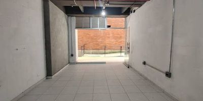 Se arrienda local comercial de 25 metros cuadrados, con baño y parqueadero, ubicado en excelente zona, cerca a la alcaldía de sabaneta y al Éxito. ideal para su negocio. Código de Abad Faciolince LOC791. Asesor Alexander Vanegas 3127571291