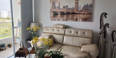 VENTA En el corazón de la ciudad, se encuentra este encantador apartamento de 2 habitaciones y 2 baños, con una distribución inteligente que maximiza sus 60 metros cuadrados. Con una ubicación privilegiada y vistas impresionantes, este hogar ofrece comodidad y estilo. El espacio cuenta con 1 parqueadero para tu conveniencia. Disfruta de la tranquilidad y la elegancia que este lugar tiene para ofrecer. ¡Bienvenido a tu nuevo hogar en el centro de la vida urbana! KATALINA CARDONA 3008009649