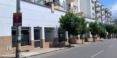 en alquiler local comercial de 75 mts2 ubicado en unidad residencial, en la vía principal entrada al municipio de la ceja , cuenta con 2 niveles, 1 cuarto útil, 1 baño, puerta en vidrio y ventanales. ideal para tiendas , supermercados, industrial, almacén...