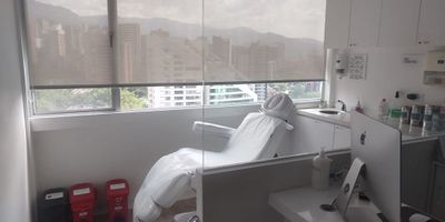 Consultorio medico en arriendo en torre medica cerca a la Clinicas y servicios complementarios y medicos de la zona. Facil acceso desde la Av principal, rutas de transporte. Cuenta con piso en madera, 5 espacio, baños, cableado de red, techo cielo raso, aire acondicionado central, area de recepcion, area de procedimientos y parqueaderos cubiertos. Edificio con auditorio, baños comunales, vigilancia 24 horas, citofonia y circuito cerrado de tv. Inmuebles sujetos a verificación de disponibilidad.
