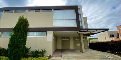 Hermosa y cómoda casa para venta renta Cuenta con: 3 amplias habitaciones, 4 baños, cocina, sala, zona de ropas, patio, jacuzzi, cuarto útil y parqueadero doble. Está ubicada en excelente sector y cerca a centros comerciales. Contáctanos y agenda tu visita hoy mismo!