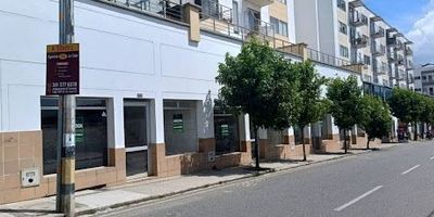 en alquiler local comercial de 82 mts2 ubicado en unidad residencial, en la vía principal entrada al municipio de la ceja , cuenta con 2 niveles, 1 baño, puerta en vidrio y ventanales. ideal para tiendas , supermercados, industrial, almacén...