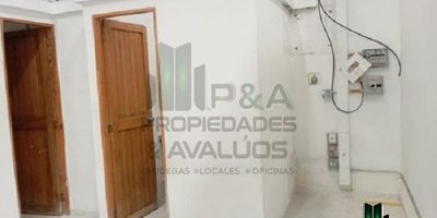 ¡Gran oportunidad! Bodega industrial en óptimas condiciones para tu negocio
Ubicada estratégicamente en el dinámico barrio Guarne de la ciudad de Medellín, te ofrecemos esta amplia bodega de 420m2 que será ideal para impulsar tu emprendimiento. 
Con dos baños completamente renovados y un espacio diáfano sin divisiones, podrás aprovechar al máximo cada metro cuadrado para almacenamiento, producción, oficinas u otros usos. 
La zona es de fácil acceso y con mucho flujo vehicular, lo que te permitirá una excelente visibilidad y conectividad con tus clientes. 
Cuenta con pisos en concreto, cielo raso, instalaciones eléctricas y tomas de agua. Además, el sector es muy seguro y tranquilo para operar sin preocupaciones.
¡Es tu oportunidad de estar en uno de los mejores lugares de la ciudad a un excelente precio! Visita la bodega hoy mismo y empieza a planear tu negocio. 
No dejes pasar esta chance única de invertir y posicionarte en el corazón de Guarne.