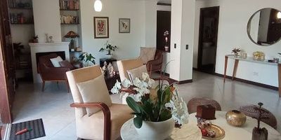 Apartamento para arriendo ubicado en el exclusivo sector de San Lucas, este amplio y elegante apartamento de 188 metros cuadrados ofrece una distribución impecable que maximiza la comodidad y el confort. Con tres habitaciones, dos de ellas con closets y una con vestier, cada una dispone de su propio baño privado, además de contar con un baño social y un baño de servicio. La propiedad tiene una sala, comedor y sala de estar independientes, todos espacios amplios que ofrecen privacidad y excelente ventilación. La cocina, completamente remodelada y cerrada, es perfecta para disfrutar de momentos culinarios en casa. El apartamento también cuenta con un balcón, dos parqueaderos paralelos y un cuarto útil para almacenamiento adicional. El conjunto residencial ofrece amenidades excepcionales, como jacuzzi, cancha deportiva y salón social, lo que hace de este lugar un entorno ideal para disfrutar de un estilo de vida lleno de confort y bienestar.