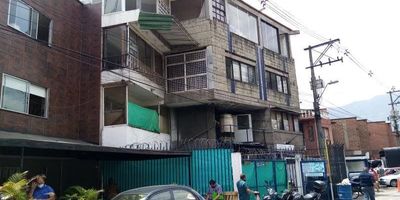 Bodega en Itagüí tercer piso, ubicada en el sector la Mayorista sobre vía principal; tiene cercanía a la mayorista, la Avenida Guayabal, la autopista sur, Estación Ayurá del Metro y rutas de buses; la bodega cuenta con 1 baño 1 poceta; cada una de las bodegas dispone de contador interno de agua como energía los servicios son compartidos e IVA incluído agenda tu cita al contacto 3015989091