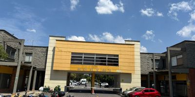 Arriendo bodega con mezanine para oficinas, ubicada en el Centro Empresarial AV. Calle 80, zona de las Ferias, excelente distribución de los espacios de almacenamiento, distribución de oficinas cerradas y abiertas, sala de juntas, batería de baños, buena iluminación natural y ventilación rodeada de un sector comercial y residencial. De fácil acceso a vías principales y transporte publico. El centro empresarial cuenta con parqueaderos para clientes, cámaras de seguridad y vigilancia privada 24 x 7.