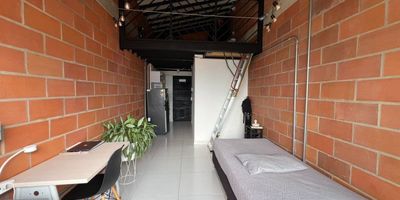 Se arrienda apartaestudio en Envigado  cerca al Inder de las cometas, fácil ruta de transporte, D1, tiendas y supermercados,  cerca de la canalización y a 5 minutos de la avenida del poblado, del hospital M.U.A, para mayor información contáctanos en Inmobiliaria Alcalá estamos para asesorarte