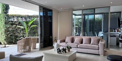 Casa AMOBLADA en venta unidad cerrada. Entorno altamente campestre, tranquilo, de minimo ruido, gran desarrollo urbanistico, excelente valorizacion y acceso desde via principal. Con salida directa hacia el Aeropuerto. Piso en madera laminada, dos niveles, chimenea, sala y comedor independiente, estudio, estar de tv, biblioteca, 3 alcobas con baño en cada una, jacuzzi, cocina integral abierta tipo americano, alcoba y baño de servicio, balcon, terraza, y parqueaderos 2 cubiertos. Unidad con vigilancia 24 horas, parques infantiles, placa polideportiva, salon social, citofonia, y circuito cerrado de tv. Inmuebles sujetos a verificación de disponibilidad.
