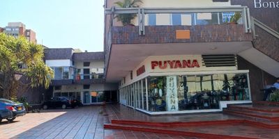 Oficina en segundo piso, ideal para oficinas, sector comercial, cuenta con zona de parqueo, vigilancia 24 horas.