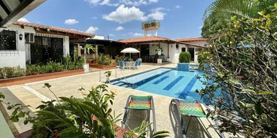 Descubra La Cabaña La Bética, una impresionante propiedad de 2000 metros cuadrados en un exclusivo conjunto cerrado con acceso privado. Este oasis de tranquilidad cuenta con seis habitaciones, cada una equipada con aire acondicionado y baño privado

El inmueble ofrece una espaciosa sala comedor, una moderna cocina americana y una practica zona de ropas. Para el disfrute y el ocio, dispone de una refrescante piscina, un relajante jacuzzi, dos canchas de tejo y un amplio salon social, perfecto para reuniones. La zona BBQ invita a momentos inolvidables al aire libre.

Rodeada de naturaleza, la propiedad incluye un pintoresco lago y extensas zonas verdes, ideales para la tranquilidad y el esparcimiento. La seguridad esta garantizada con cerramiento perimetral y circuito cerrado de television.

Ademas, cuenta con un generoso parqueadero para ocho vehiculos, tres baños sociales y un pozo de agua propio. Para mayor comodidad, dispone de una casa de encargado con servidumbre.