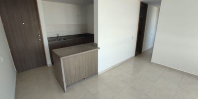 E nel barrio Miramar, se encuentra este encantador apartamento de 2 habitaciones y 2 baños, con una distribución inteligente que maximiza sus 58 metros cuadrados. Con una ubicación privilegiada y vistas impresionantes, este hogar ofrece comodidad y estilo. El parqueadero incluido brinda conveniencia adicional. Experimenta la vida urbana en su máxima expresión en este espacio moderno y acogedor. ¡Bienvenido a tu nuevo hogar!.