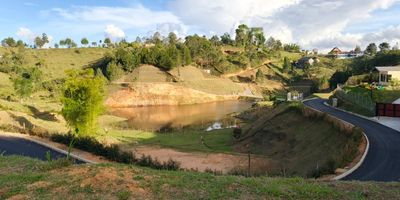Este hermoso Lote  de aprox. 2,500 mts2 esta ubicado en parcelación cerrada con un total 27 lotes. Cuenta con una explanación de aprox 700 m2, perfecto para construir la casa ideal. La unidad cuenta con seguridad 24/7, portería, redes subterráneas de servicios públicos (electricidad, agua, gas, redes telecomunicaciones), vías pavimentadas, lago y zonas verdes.

Ubicado a 5 minutos de la autopista Medellín Bogotá via San Vicente Ferrer, 15 minutos del aeropuerto JMC y Clínica San Vicente Fundación Rionegro. También puedes llegar en 15 minutos a Rionegro o Guarne o 40 minutos a Medellín. 

Actualmente el lote cuenta con instalación del servicio de agua, certificado de uso de suelos y estudio topográfico. Escrituras al 100%. Entrega inmediata.

Contáctanos ya y agenda tu cita.