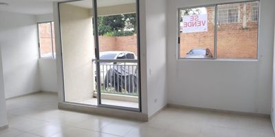 Venta  o Alquiler de apartamento en Jamundí Valle. Unidad Residencial Paseo de Pangola. Cerca a avenidas principales, supermercados, estación de gasolina y transporte publico. Primer piso.  Esquinero. Consta de sala comedor, cocina semi integral abierta, zona de oficio y patio. Baño social. Dos habitaciones, principal con baño privado; sala de televisión  o tercera habitación, área de estudio y baño social. Amplió, fresco e iluminado. Balcón con vista interna. Parqueadero propio.

Valor de Alquiler: Ochocientos Cincuenta Mil. Incluida la Admón del conjunto.

Área social con dos salones sociales, piscinas para adultos y niños, gimnasio y zonas verdes con juegos para niños.