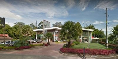 Oportunidad de venta de local comercial en Rionegro, Antioquia. Este local de 82 m², ubicado en el Barrio El Porvenir dentro de un mall en Llanogrande, cuenta con un baño social y se distribuye en un único nivel. Con 20 años de antigüedad, es ideal para establecer o expandir su negocio en una zona comercial consolidada. Su localización en el kilómetro 5 de la Vía Rionegro ofrece visibilidad y accesibilidad. Una inversión estratégica en el dinámico mercado comercial de Rionegro. Para más detalles o programar una visita, contáctenos vía WhatsApp o consulte nuestras opciones de contacto.