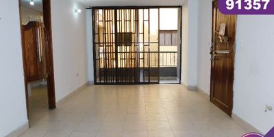 Apartamento en arriendo en la ciudad de Barranquilla ubicado en el barrio las delicias, en un edificio con vigilancia privada las 24 Horas, el edificio cuenta con 4 pisos, el apartamento se encuentra ubicado en el piso 2, con un área aproximada de 70 mt2, distribuidos en 2 habitaciones, 1 baño, sala-comedor, cocina semi integral, zona de labores y 1 parqueadero asignado, buena distribución en sus áreas con buenos y modernos acabados, es fresco y acogedor, su entorno es tranquilo, residencial con cómodas vías de acceso y facilidad al transporte publico cercano, sobre el sector puede encontrar restaurantes, supermercados y colegios.