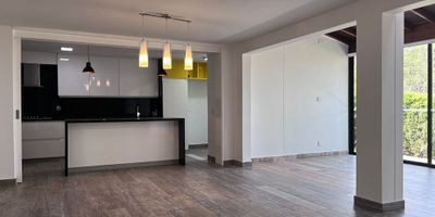 Casa en arriendo en unidad cerrada cerca a centros comerciales, restaurantes, parques, rutas de transporte publico y servicios complementarios. Piso en ceramica y madera laminada, tres niveles, sala comedor, estudio, estar de tv, biblioteca, 2 alcobas con baño en la principal, cocina integral abierta tipo americano, alcoba y baño de servicio, balcon, terraza, y parqueaderos paralelos cubiertos. Conjunto cerrado con salon social, parques infantiles, zonas verdes, vigilancia 24 hrs, citofonia y circuito cerrado de tv. Inmuebles sujetos a verificación de disponibilidad.