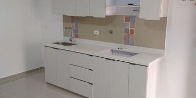 Apartamento de 52 mts2 aprox, con buenas rutas de transporte, excelente iluminación y muy buenos espacios, ideal para disfrutar de los buenos momentos en familia. Ubicado en excelente sector, cerca a mall Suramérica.