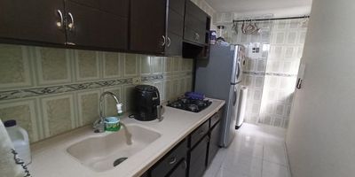 Excelente oportunidad de inversión en el sur de la ciudad! Se VENDE  cómodo apartamento en el exclusivo y tranquilo barrio Valle del Lili. Este inmueble se encuentra en un tercer piso sin ascensor, con un área de 56m², consta de 2 habitaciones y 2 baños, ofreciendo un excelente aprovechamiento del espacio. La propiedad cuenta con una cocina semi-integral, zona de oficios, una amplia sala-comedor,  brindando comodidad y funcionalidad. Además, dispone de parqueadero comunitario.

El conjunto residencial ofrece una variedad de comodidades pensadas para el bienestar de toda la familia: hermosas zonas verdes, quiosco, piscina para adultos y niños, juegos infantiles, portería, seguridad 24/7 y parqueadero para visitantes, garantizando un ambiente seguro y agradable.

su ubicación te permite fácil acceso a vías principales, cerca a centros comerciales, parques, colegios, transporte publico. contáctanos 315 474 77 45