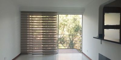 Apartamento exterior en arriendo en unidad cerca a parques, supermercados, restaurante, universidad, parque y servicios complementarios. Piso en ceramica y madera, 2 alcobas con baño en la alcoba principal, cocina integral abierta tipo americano, , balcon, y parqueadero independiente cubierto. Edificion con ascensor, alarma, porteria 24 horas y circuito cerrado de tv. Inmuebles sujetos a verificación de disponibilidad.
