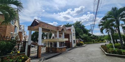 Cañaveral De La Rivera Casa En Venta 4 Habitaciones 3 Niveles 280m2 Floridablanca, Santander At1234

* Dirección exacta: Carrera 27 # 42-380. Casa 18
* casa de 3 Niveles
* Barrio: cañaveral 
* Antigüedad: 15
* Estrato: 5
* Area (m2):280
* VALOR DE VENTA: $ 850.000.000
* # habitaciones : 4
* # baños:4
* Tipo de cocina:  integral
* Estar de Tv: si
* N° parqueaderos: 2 
* Estar de tv
* Estudio 

* Detalle de zona social: piscina para adultos piscina para niños salón social sauna Turco jacuzzi bbq juegos infantiles parqueadero visitantes vigilancia las 24 horas

INFORMACIÓN FINANCIERA
* Libre de deuda
* Administración: $ 613.000