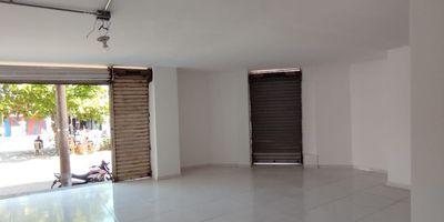 Local comercial en arriendo en Barranquilla, Atlántico. Ubicado en el dinámico barrio Buenos Aires, sobre la Calle 45. Este local de 73 m² ofrece un baño y tiene una antigüedad de 5 años. Se beneficia de contar con vigilancia, proporcionando mayor seguridad para su actividad comercial. El canon de arriendo es de $3.000.000. Es una opción práctica para establecer su negocio en una zona de constante movimiento en Barranquilla. Para conocer más, puede usar las opciones de whatsapp, quiero que me contacten y ver telefonos.