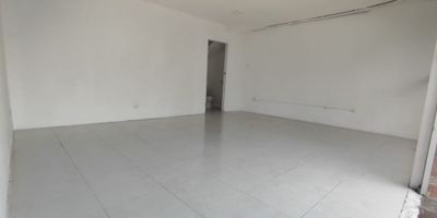 Espectacular local en arriendo en el barrio La camelia. Consta de 27 metros cuadrados con baño, pisos en ceramica, puertas panoramicas y muy bien iluminado. Ubicado en barrio exclusivo de la ciudad, muy seguro, con facil acceso y transporte publico. 
