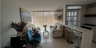 Alquiler de espectacular apartaestudio amoblado de dos ambientes en excekente sector de la ciudad, sobre avenida principal. Cerca a super mercados,clinicas e iglesias.Consta de 1 alcoba,1baño, cocina integral,zona de ropas,salacomedor y pisos en cerámica. Riene balcón,ascensor, vigilancia y portería. El apartaestudio viene con cama doble,closet,sala,comedor de 3 puestos,tv,nevera y lavadora.
