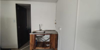 Se alquila local comercial bien ubicado en el sector universitario. Ideal para negocio de comidas. Se alquila con nevera incluida. 
