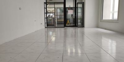 Espectacular local comercial en centro comercial sector del Cable de la ciudad. Amplio e iluminado. Cuenta con pisos en cerámica y dos baños. 
