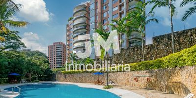 En el oeste de la ciudad, se encuentra este imponente apartamento de 256 metros cuadrados, consta de 3 habitaciones todas con baños y vestier, baño social, alcoba para el servicio con baño, nos ofrece un espacio iluminado y amplio,  elegante y muy confortable para disfrutar en familia. Las zonas sociales son exquisitas porque estan compuestas por extensos jardines, rodeaods de naturaleza, pisicna, juegos infantiles, zona pet, parqueaderos para los visitantes, permitiendo un disfrute total, Sus 2 parqueaderos brindan comodidad y seguridad. El edificio tiene vigilancia 24/7, su ubicación es privilegiada, este inmueble es ideal para aquellos que buscan lujo y confort en cada rincón de su hogar. Vive la experiencia de la vida urbana en su máxima expresión en este exclusivo apartamento.