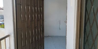 VENDO CASA EN Barrio ULPIANO LLOREDA, son tres pisos PRIMER PISO, Antejardin, sala y comedor , cuatro alcobas dos baños, dos cocinas, dos patios intermedio y zona de lavado, SEGUNDO PISO, Gradas externas, sala y comedor, una cocina un baño cuatro alcobas, y patio de ropas, TERCER PISO, amplia terraza, y hacia la parte trasera construidos con dos alcobas un baño, cocina sala comedor y zona de lavado. se encuentran alquilados primer y segundo piso el tercer piso esta desocupado., documentos al dia, para mas informacion con INDIRA OYOLA CELU 3104005590