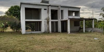 ¡Oportunidad Única! Vivienda Campestre en El Guamo, Tolima – Vereda Chontaduro
Tu hogar perfecto rodeado de naturaleza y tranquilidad. Esta encantadora vivienda unifamiliar tipo campestre está situada en la Vereda Chontaduro, a tan solo 5 minutos del centro urbano de El Guamo, Tolima.
Con un extenso terreno de 1.500 m² y una construcción de 208 m² distribuidos en dos niveles, esta propiedad te brinda el espacio y la libertad.
La vivienda está en obra gris, ofreciéndote la posibilidad de personalizar los acabados y crear un hogar que refleje completamente tu estilo y preferencias.
Aprovecha esta oportunidad de inversión y disfruta del encanto de vivir en un entorno rural con todas las comodidades cerca de ti.
¡No dejes pasar esta oportunidad! Contáctanos hoy mismo para más información.