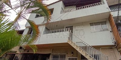 Agradable apartamento ubicado en el sector de la floresta, en la calle 47 AA, piso 3, tiene un área de 80 metros aproximadamente. El inmueble cuenta con:  3 alcobas, 2 baños cabinados, 3 closets, sala-comedor, cocina integral con red de gas,balcón común, y piso en cerámica.
Los datos de los inmuebles promocionados en la página web están sujetos a cambio y verificación de disponibilidad.