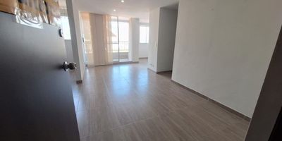 Codigo 26262. Apartamento en arriendo ubicada en Bello sector AlcalaCaracterísticas: • Área: 57 m² • 2 habitaciones con clóset • 3 baños completos • Sala – comedor con buena iluminación natural • Cocina integral abierta con cubierta a gas, campana extractora y mesón en acero inoxidable • Zona de ropas independiente • Balcón con vista despejada • Parqueadero sencillo • Red de gas domiciliario • Servicios públicos completos • Piso en cerámica Descripción: Este encantador apartamento, ubicado en la Urbanización Curazao del sector Machado, Bello, ofrece espacios funcionales, modernos y confortables. Ideal para parejas o familias que buscan tranquilidad, cercanía a vías principales y un entorno residencial con excelente valorización.Su diseño moderno, con acabados en tonos claros y distribución práctica, aprovecha la luz natural para crear un ambiente acogedor.Ubicación y entorno: – Sobre la Avenida Machado, con fácil acceso al barrio Fontidueño – Cercano a la Estación Niquía del Metro, rutas de transporte y servicios esenciales – Referencias cercanas: Universidad Minuto de Dios, Cárcel Bellavista, centros deportivos y supermercadosZonas comunes: Portería y vigilancia 24 horas • Piscinas para adultos y niños • Gimnasio • Zona BBQ • Salón social • Salón de juegos para niños • Parque infantil • Sauna • Jacuzzi • Zona de mascotas • Zonas verdes • Parqueadero de visitantes Estado: Nuevo Disponibilidad inmediata Se aceptan mascotas.Vive en un conjunto moderno, con excelente conectividad y todas las comodidades para disfrutar cada día.