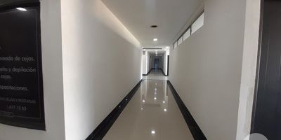 Se vende local comercial en el Centro Comercial Estación Niquía, ubicado estratégicamente en el 5to piso. El espacio cuenta con 24 m² y está clasificado en estrato 3. Incluye un baño con lavamanos, una cocineta sencilla, servicios de energía y acueducto, y pisos en porcelanato.El edificio ofrece comodidades ideales como ascensor, escaleras de acceso, parqueadero para visitantes y vigilancia 24/7, garantizando seguridad y comodidad.Ubicado en una zona privilegiada, sobre una vía principal, al lado de Puerta del Norte, frente a la estación del metro Niquía, y cerca de zonas de comida y la Cámara de Comercio. ¡Una excelente oportunidad para establecer tu negocio en una ubicación estratégica!