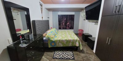 Se vende edificio de cinco pisos en el barrio Colón, con 10 apartamentos y un local, ubicado sobre la carrera 39 con 14C, cerca de las canchas Panamericanas y en una zona de excelente visibilidad, frente a edificios de colores y de Imbanaco. Todos los apartamentos se encuentran actualmente alquilados, generando una renta mensual de $8.000.000. Cada unidad cuenta con sala-comedor, cocina sencilla, dos habitaciones con closet, un baño remodelado, patio de ropas y balcón, y se alquila por $850.000. El edificio es de estrato 3, con parqueadero para motos, y se ofrece a la venta por $950.000.000, negociables. Interesados comunicarse con Lizeth Arcos al 316 833 6616.