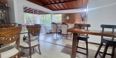 Apartamento en venta en Medellín con tres habitaciones, tres closets, sala comedor, cocina integral, gas con pipeta, dos baños completos, zona de ropas y una terraza. Incluye parqueadero cubierto y descubierto. El condominio ofrece piscina, cancha múltiple, parque de niños y turco. Con excelente ubicación, acceso fácil al transporte público y a dos minutos del parque principal de San Jerónimo, colegios e iglesias. ¡Contáctanos hoy en Epicasa y agenda tu visita!