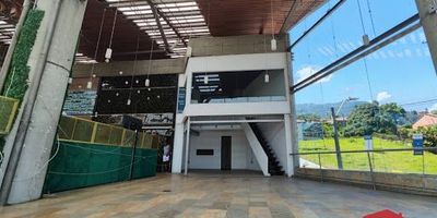 Local comercial duplex en arriendo ubicado en el barrio  El Chocho de Envigado, exactamente arriba del Supermercado El Euro. 
Cuenta con una ubicación estratégica en la esquina de la zona comercial. Tiene un área de 127.48 m2 con 34.94 mtrs de cocina y mezanine privado de 15.8 mts. Dispone de una amplia terraza perfecta para mesas y sillas, numerosos parqueaderos comunes y baños dentro del mall. 
Se encuentra ubicado en el Mall Terracina sobre la Transversal Intermedia, al lado del Mall Sebastiana, a una cuadra del Colegio Cumbres, cerca a la estación de gasolina Terpel y con buena ruta de transporte público integrado. 
En el canon de arrendamiento está incluida la administración del Mall. El precio del canon de arrendamiento es más IVA. Agenda una cita y comprueba la calidad de este local comercial.