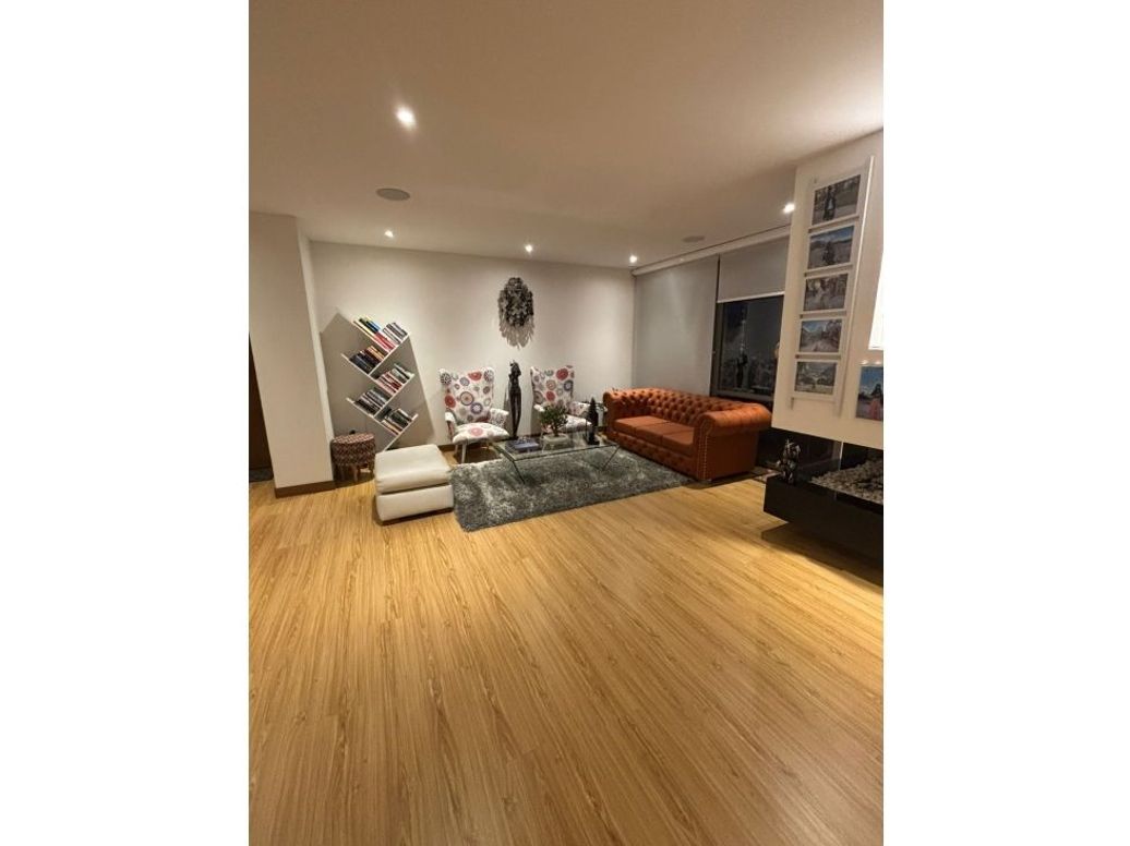 Apartamento de 3 alcobas en venta en Colina Campestre, Bogotá, 224 m² · foto 2 de 8
