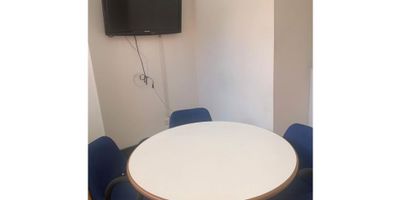 area 35.90 mts, exterior , un baño, mueble para almacenar, un parqueadero. edificio con salón de conferencias para 50 personas, terraza para que los empleados puedan almorzar con hornos microondas, mesas y baños, parqueaderos de visitantes, el edificio no tiene certificado de redes eléctricas apts c-dos 
